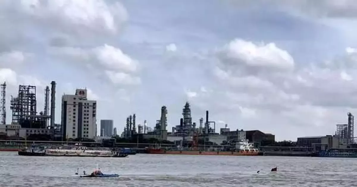 黃浦江一艘46.6米長運鋼船沉沒，船上人員獲救後痛哭