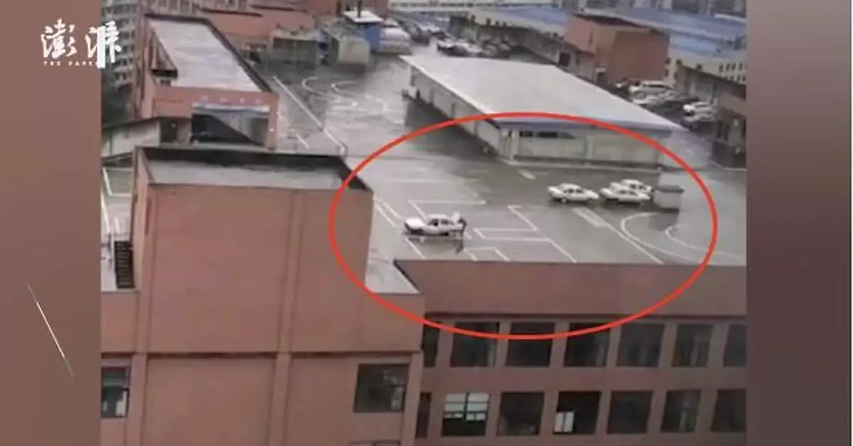 學車還是玩命？重慶一駕校開到7樓樓頂
