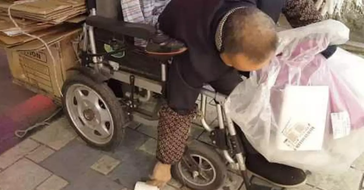 寒冬下同執紙皮糊口 輪椅伯伯求領多盒免費飯予婆婆