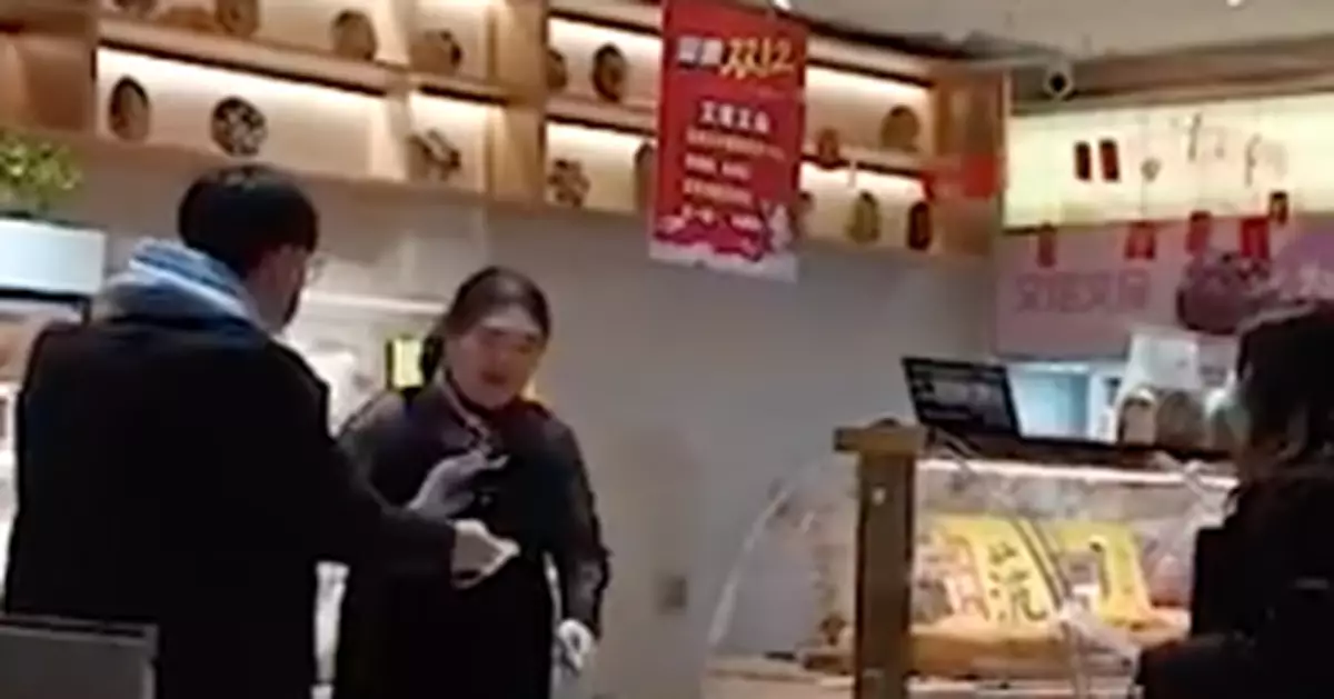 用砸蛋糕懲罰不戴口罩者這叫正能量？網友怒了