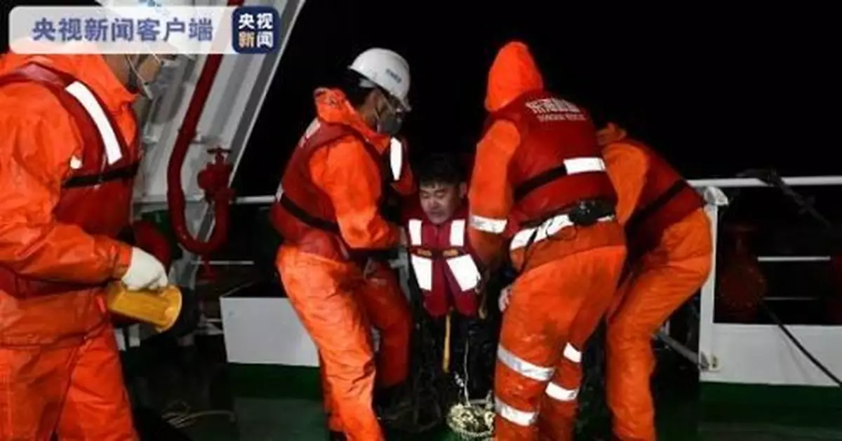 長江口兩船碰撞一船進水沉沒 10人獲救1人遇難5人失蹤