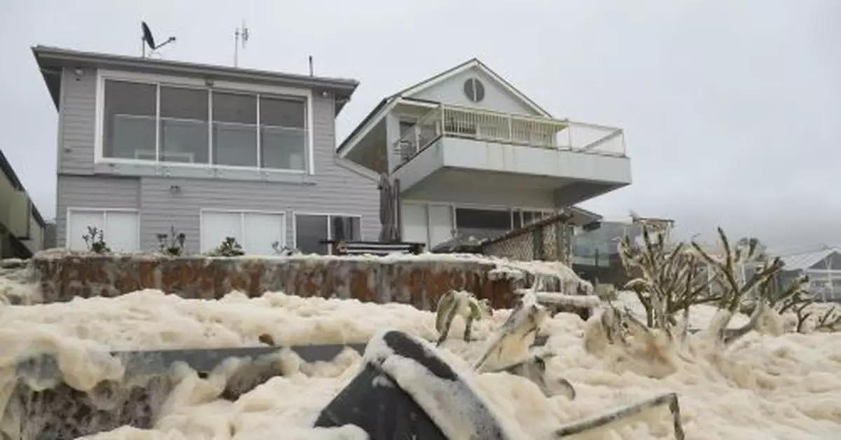 海灘現大量泡沫 當地居民暴雨中裸跑