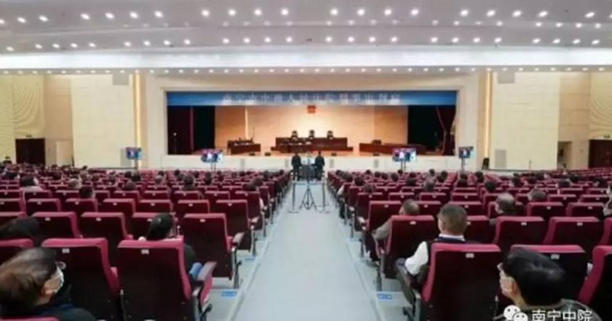 出納貪污挪用公款1.69億，包養情婦還嫖娼