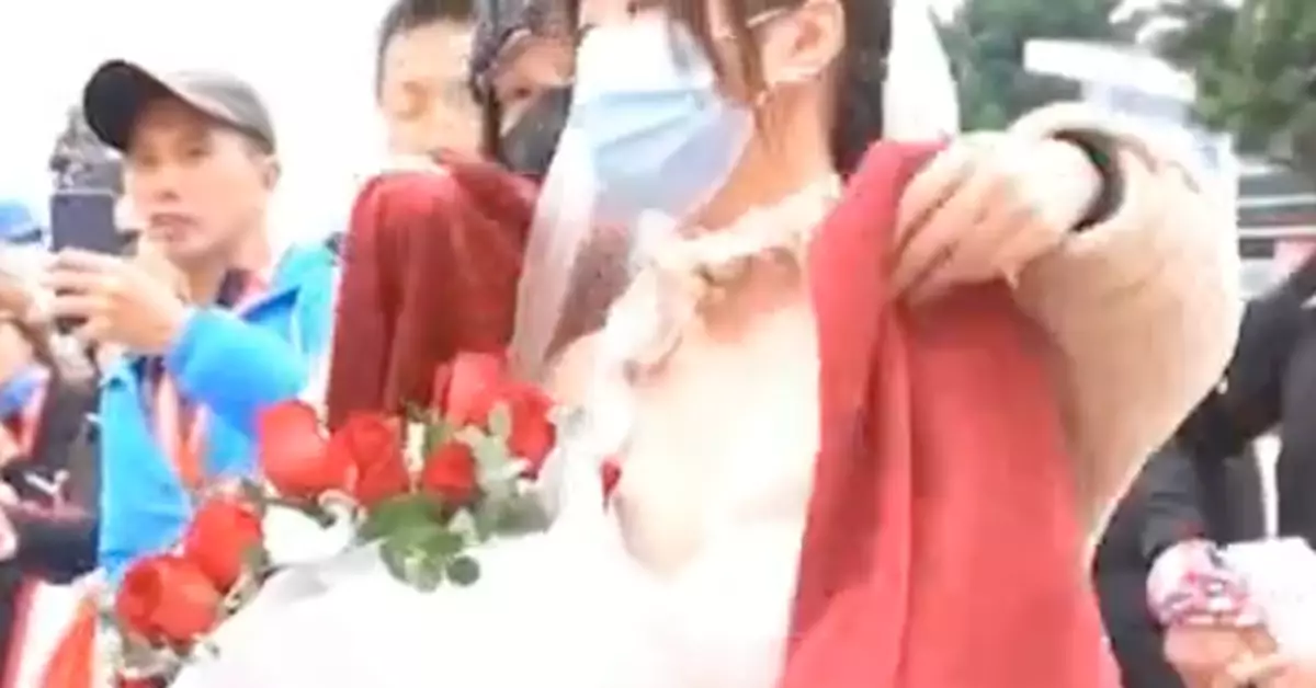 姑娘穿婚紗在馬拉松終點等待男友，結果太尷尬了…