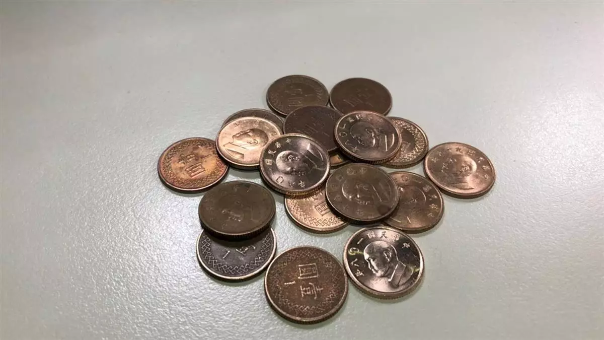 男童靠倒垃圾存錢飲可樂暖心店員贈飲加大可樂鼓勵