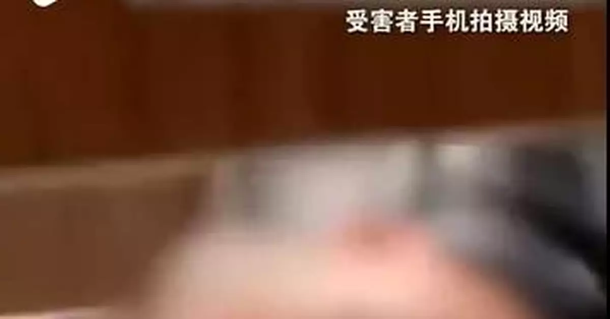 太可惡！商場女廁所，現趴地偷窺男