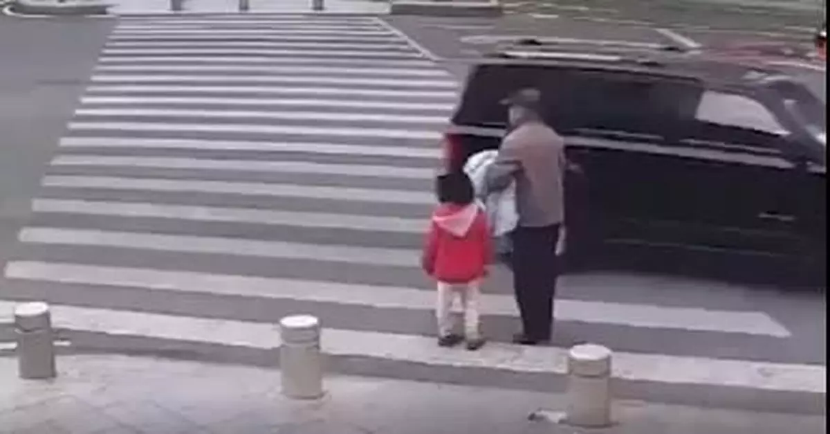 4歲孫女兩次阻攔爺爺闖紅燈未果，視頻記錄揪心一幕