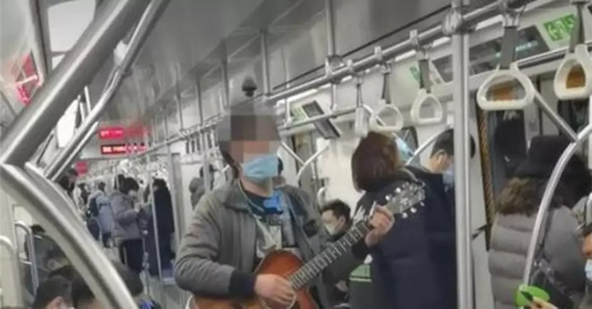 男子在北京地鐵14號線上賣唱，未正確戴口罩被拘！