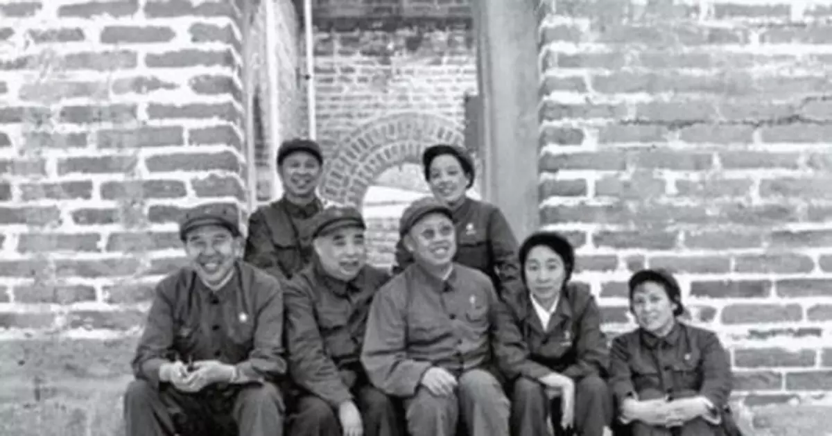 葉群和林彪幹將野外偷情 打電話問：你想我嗎？