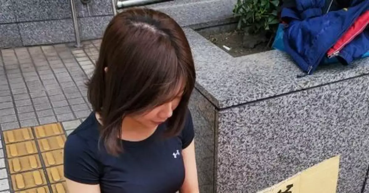 徵求乾爹寒流版 短髮正妹7度低溫跪地舉牌