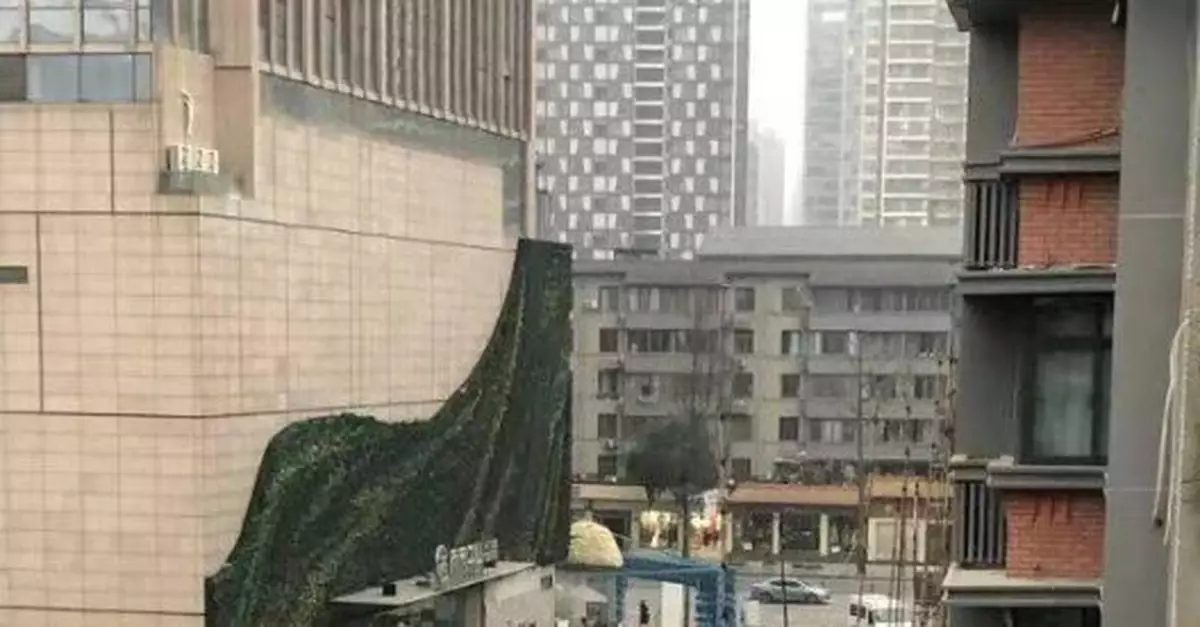 突發！成都一改造樓房外牆架倒塌