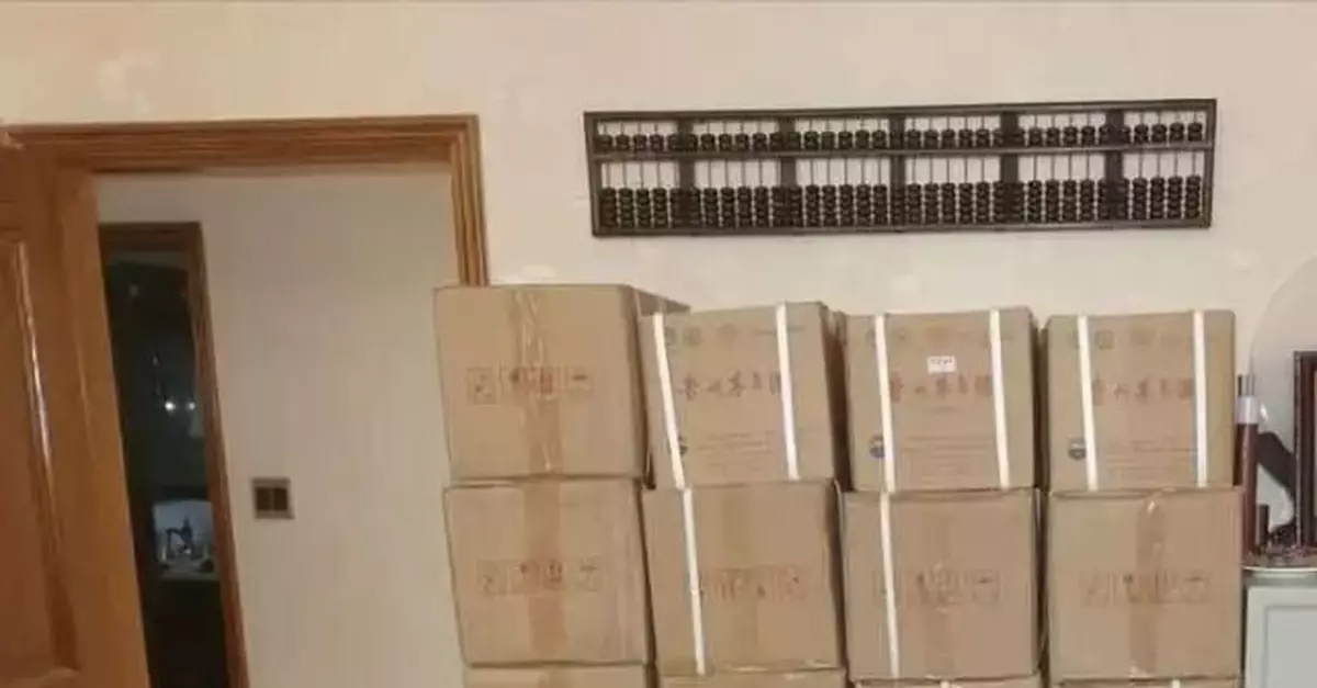 女子怒砸男友家，警察上門後發現屋內堆滿50多箱茅台