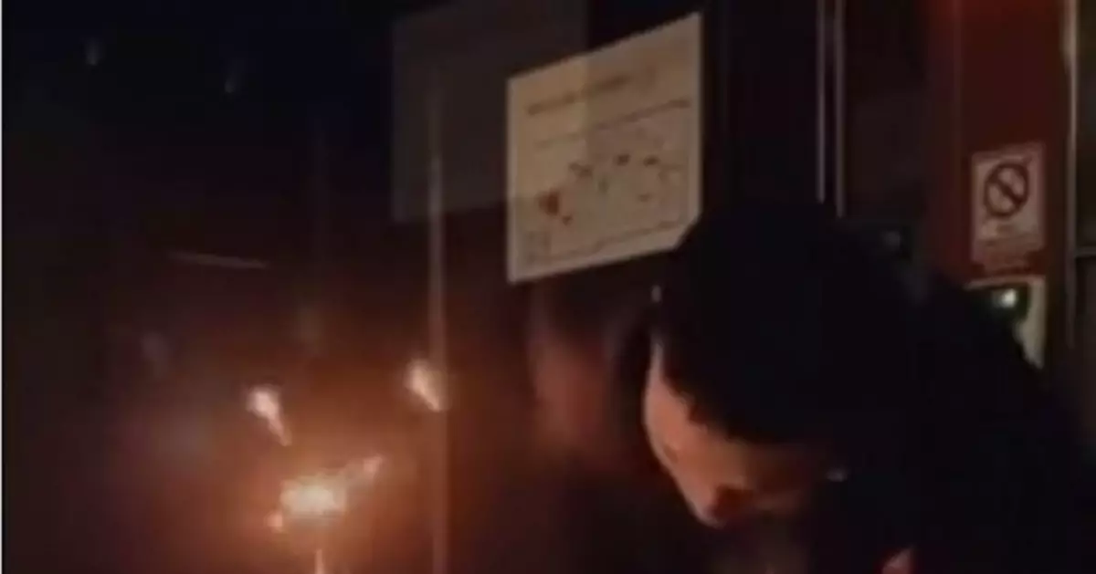 KTV仙女棒火花狂甩喊新年快樂 網怒：不怕死嗎