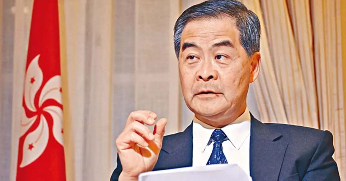 要求移英港人交還身分證 梁振英：香港永久居民身分非呼之則來
