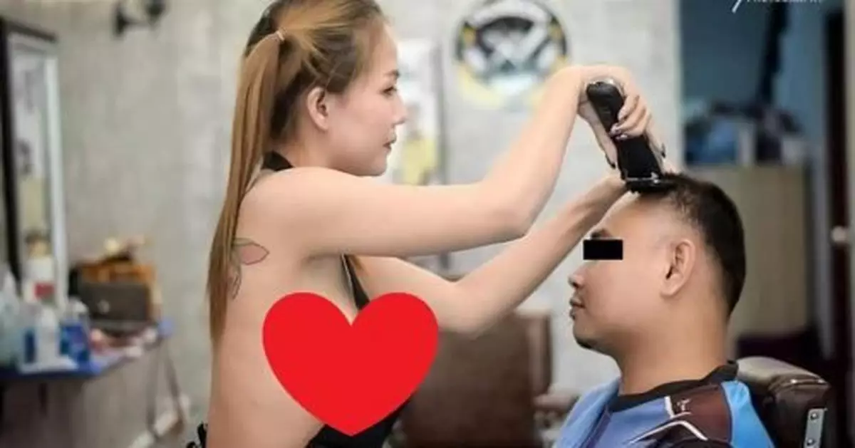 正妹理髮師上空只穿1片布 彎腰快掉出來