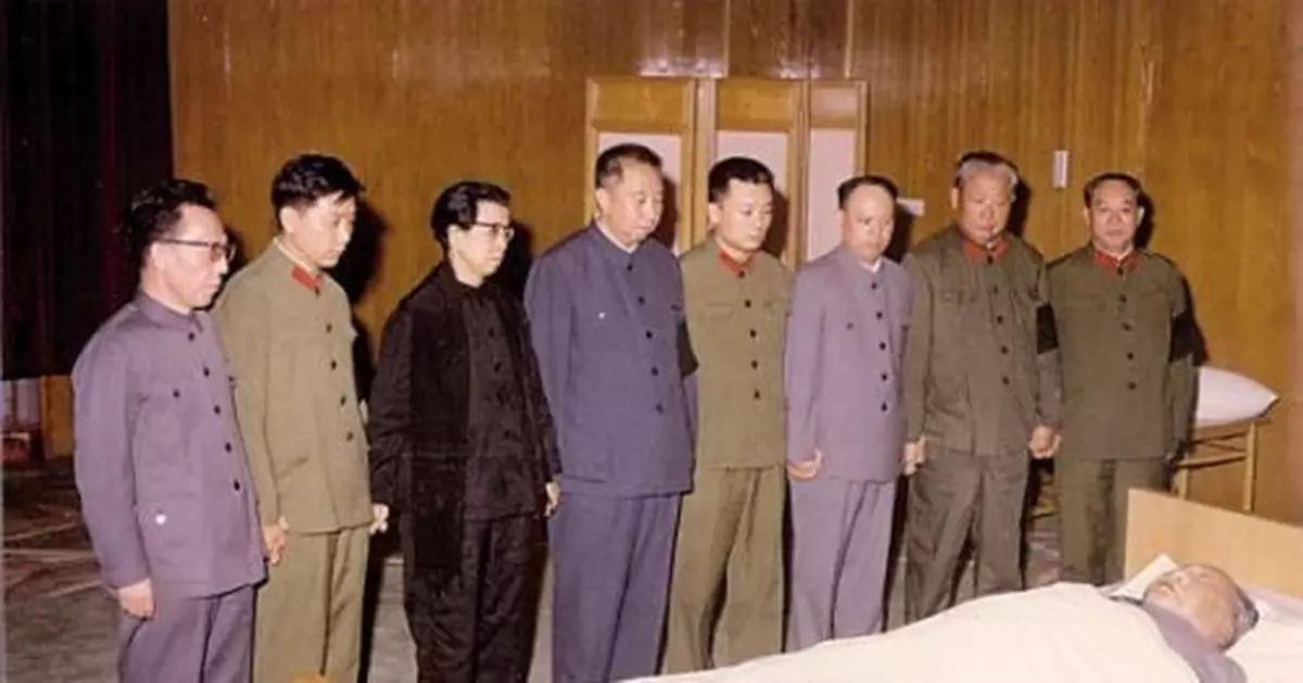 華國鋒和「四人幫」手挽手的照片(圖)