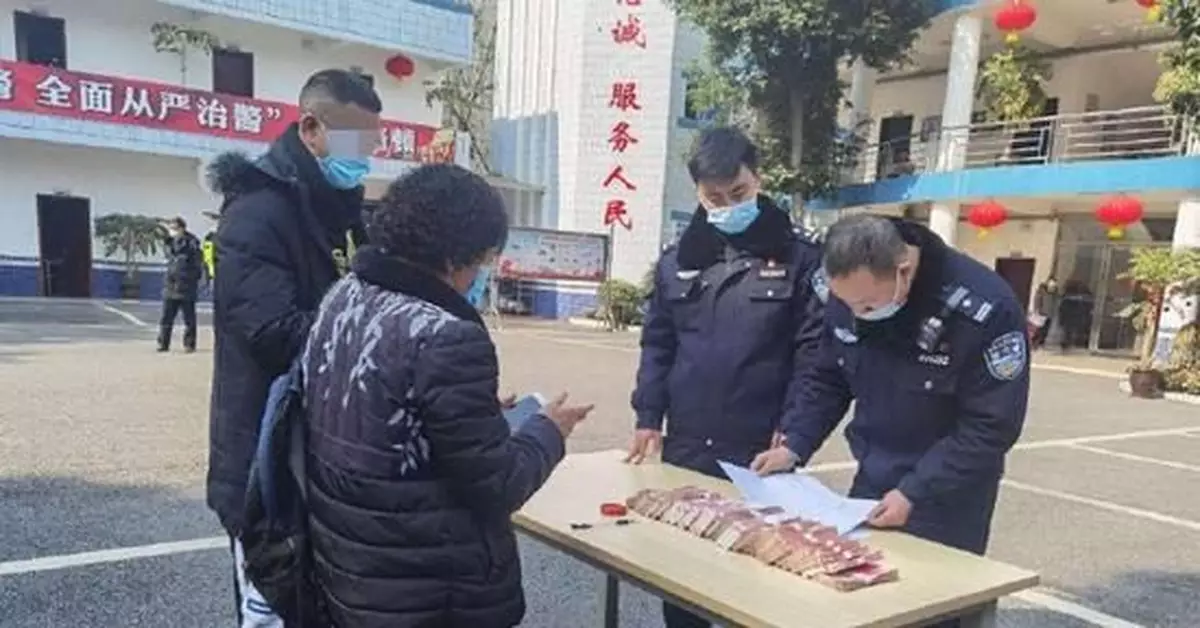 男子網戀8年未見面轉賬60萬 「24歲女友」竟是5旬大媽