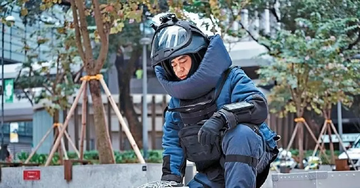 重裝上陣灣仔「拆彈」  劉青雲被狙擊險中槍