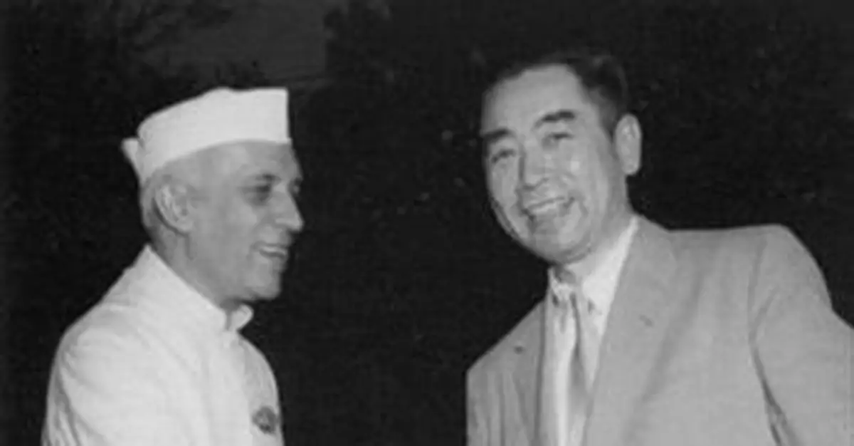 何人捧周恩來骨灰盒穿過十里長街？非鄧穎超