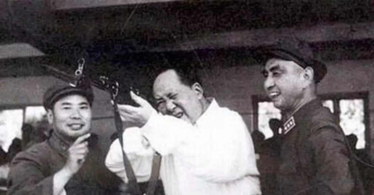 僅此一張！毛澤東罕見持槍瞄準照片曝光(圖)