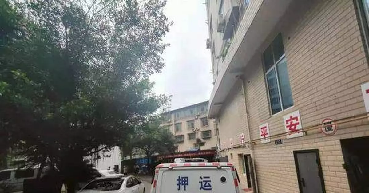 運鈔槍支走火擊中同事 四川南充一押運保安中槍身亡