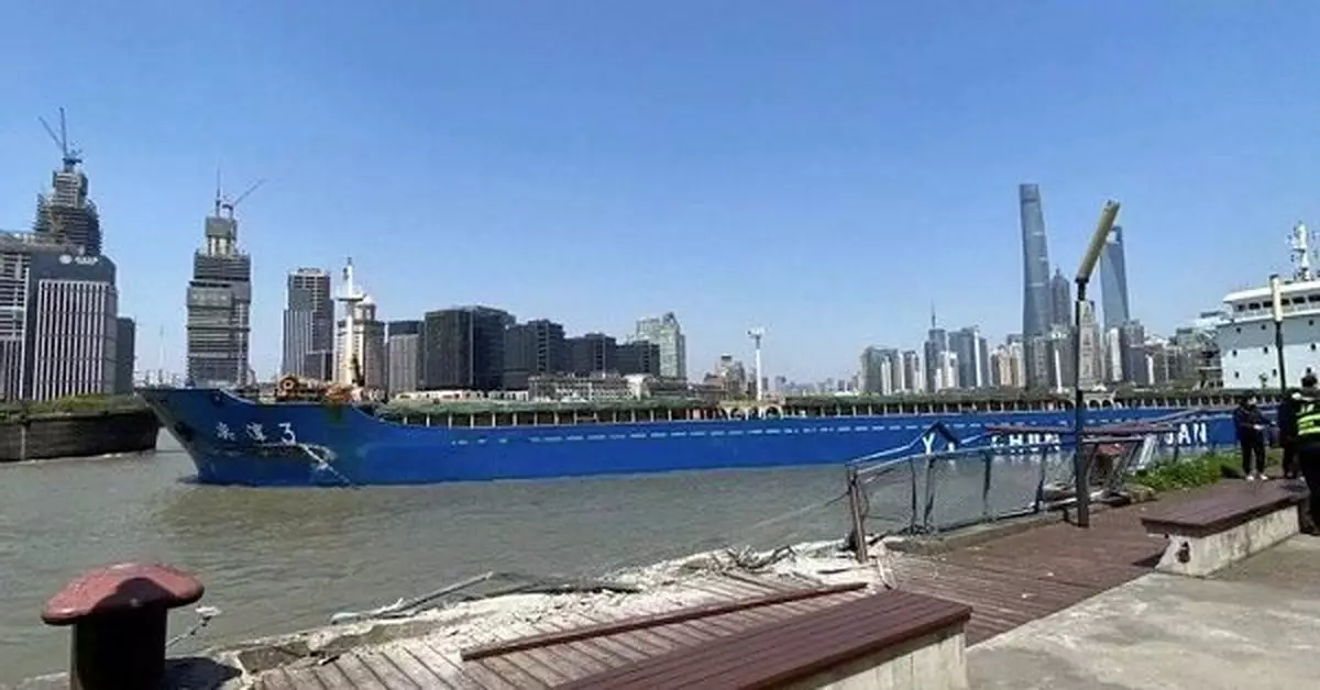 一艘輪船擦撞上海浦東濱江岸線
