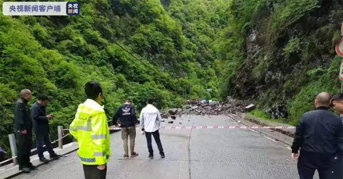 驚險！重慶城口危岩垮塌 車內二人死裏逃生