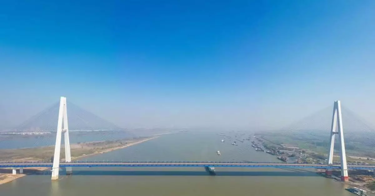 武漢青山長江大橋通車，全長7.548千米