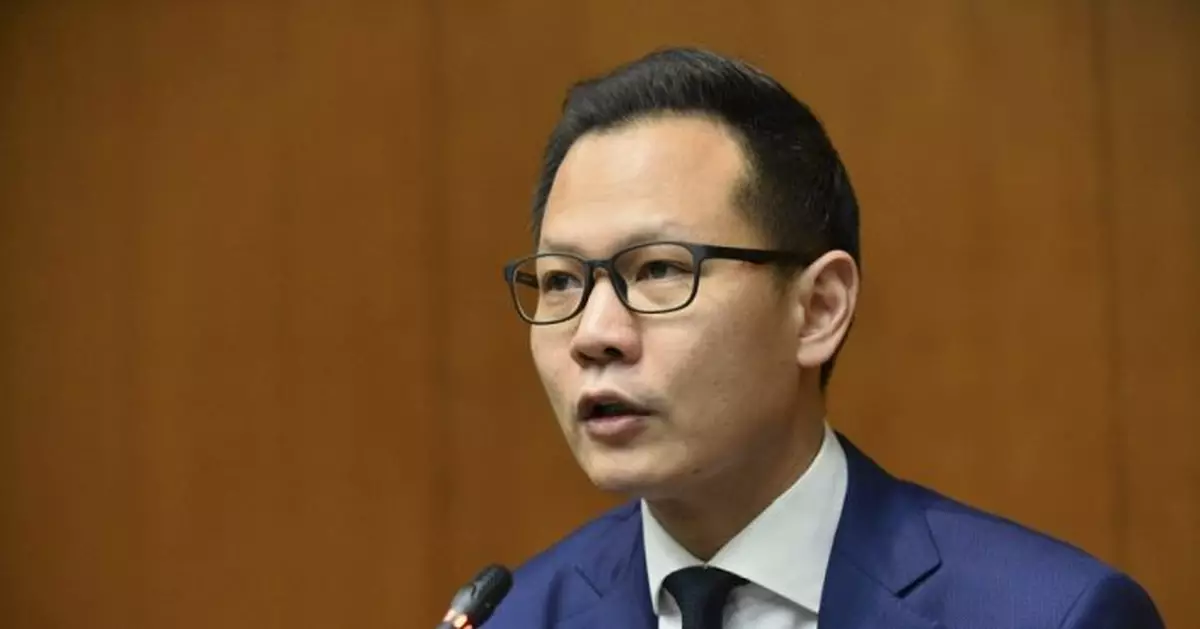 據報郭榮鏗及妻兒先後離港往加拿大定居