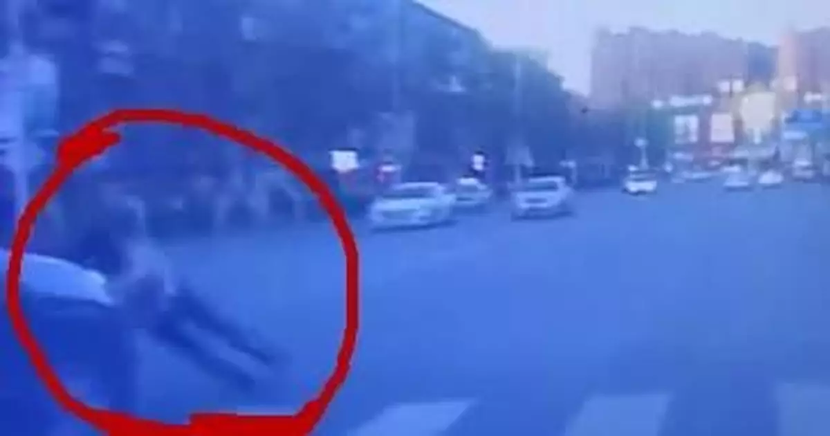 剛致謝禮讓車輛，下一秒被撞飛