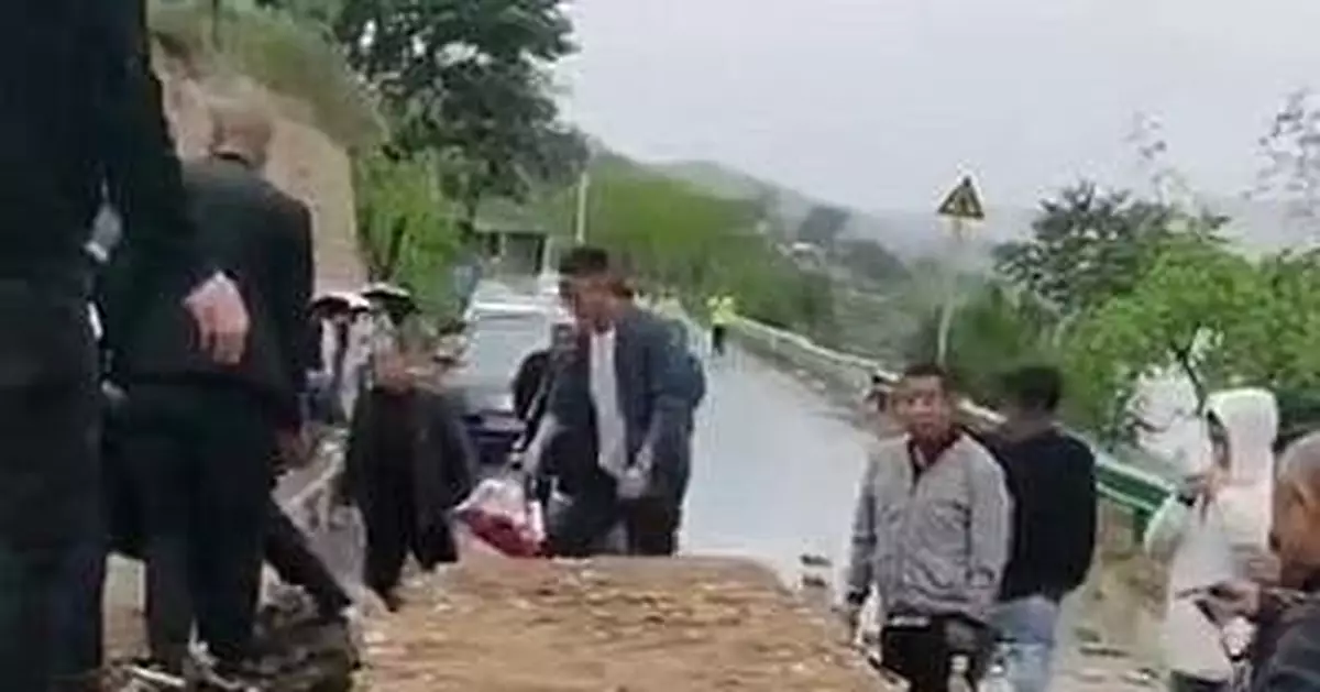 陝西佳縣一農戶家磚牆倒塌 一輛小轎車被埋致3人遇難