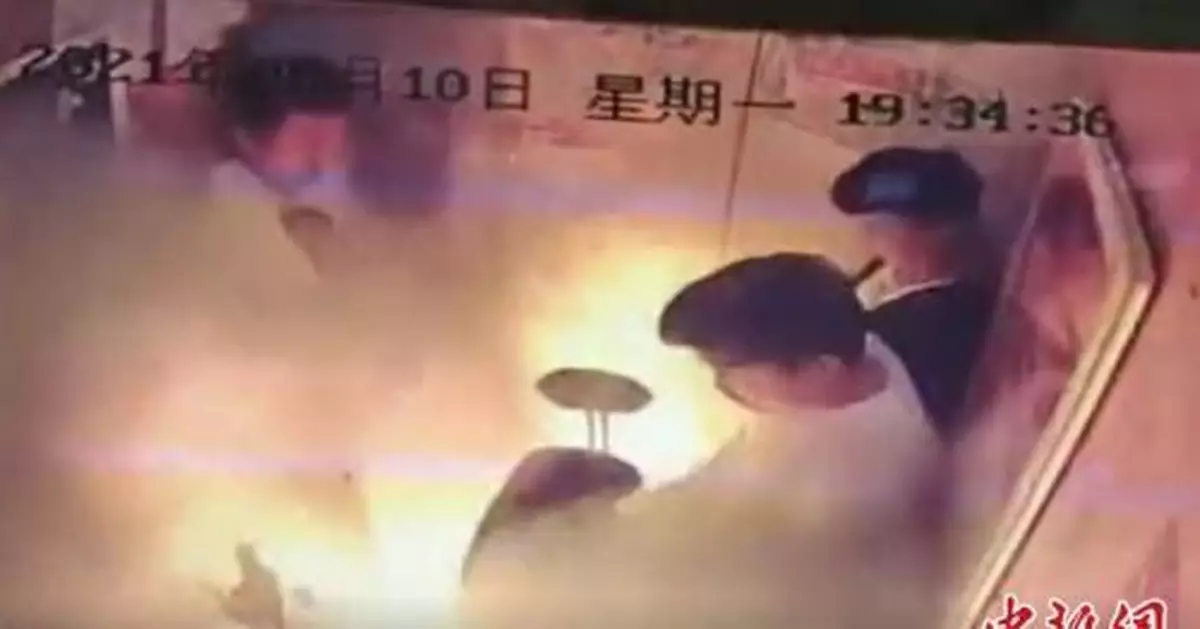 四川成都：小區電梯內電瓶車著火 5人不同程度受傷