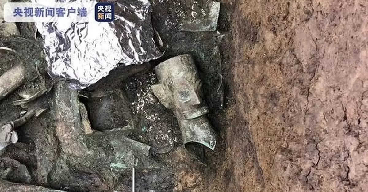 三星堆3號坑成功出土一件青銅人頭像