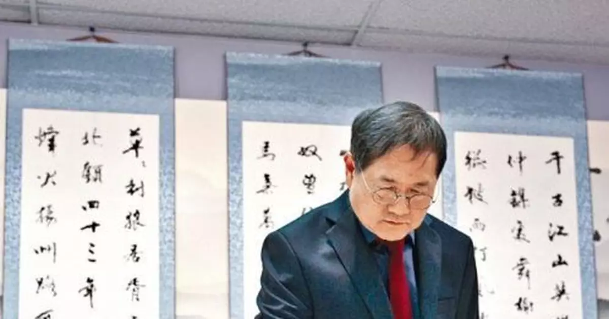 月台書法家為乘客添溫暖