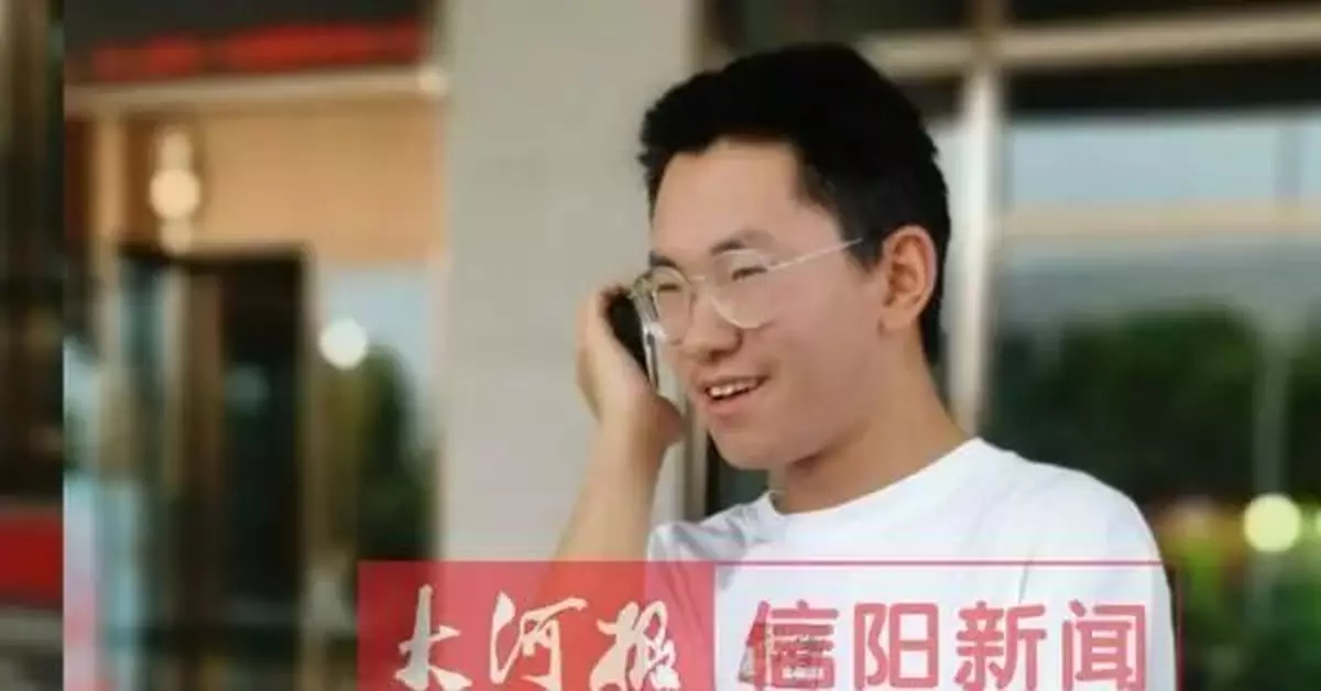 河南一考生凌晨被同學從網吧喊回：你高考712分