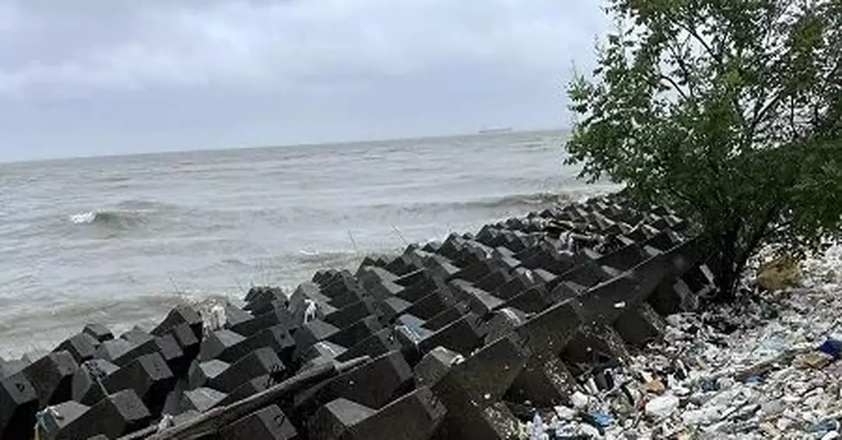 颱風「煙花」過境後 上海千米江堤變垃圾堆場