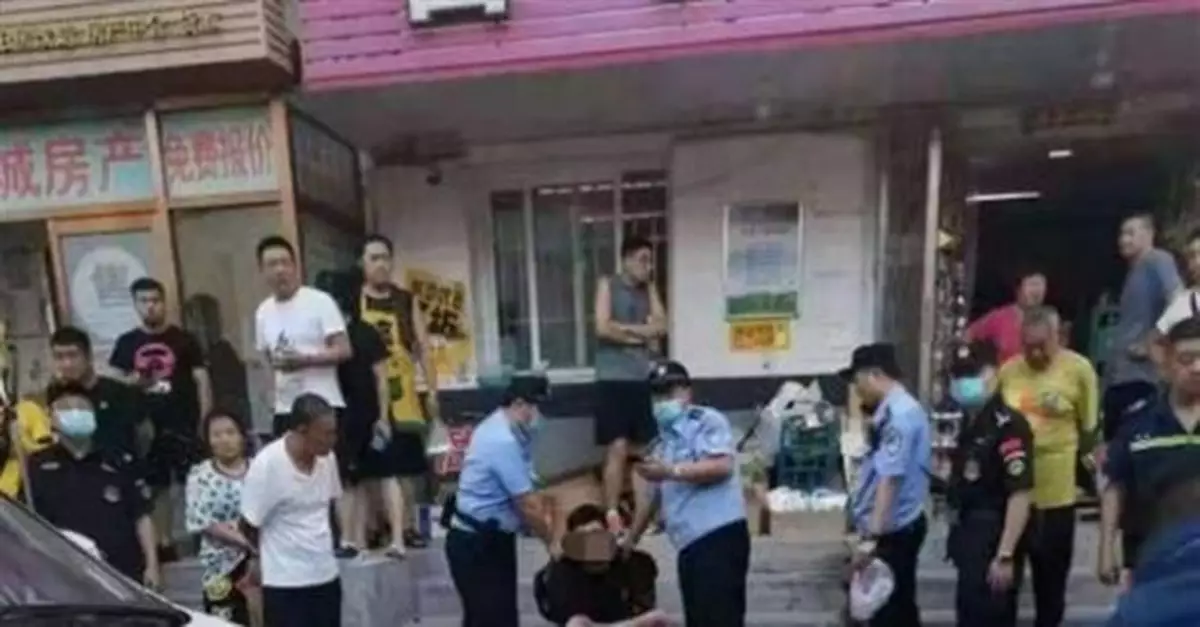 瀋陽一男子當街捅傷兩人 民警現場將其控制