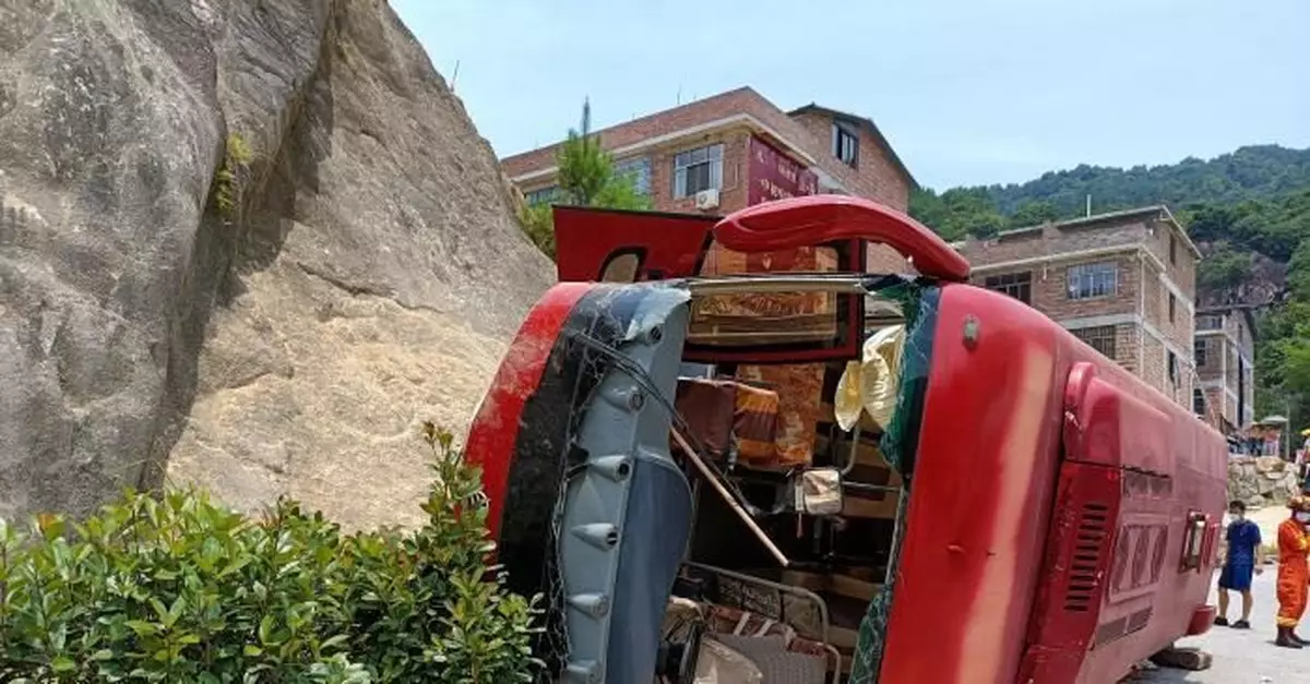 福建寧德一載人客車發生車禍27人受傷