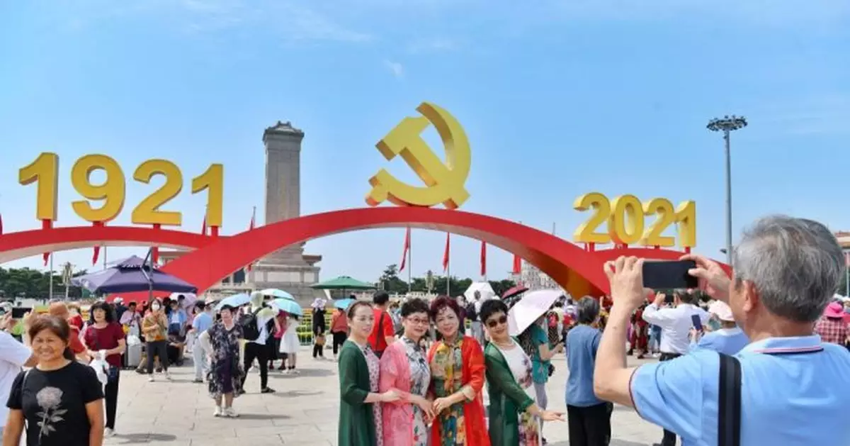 今天上午，6.5萬遊客湧入天安門廣場拍照留念