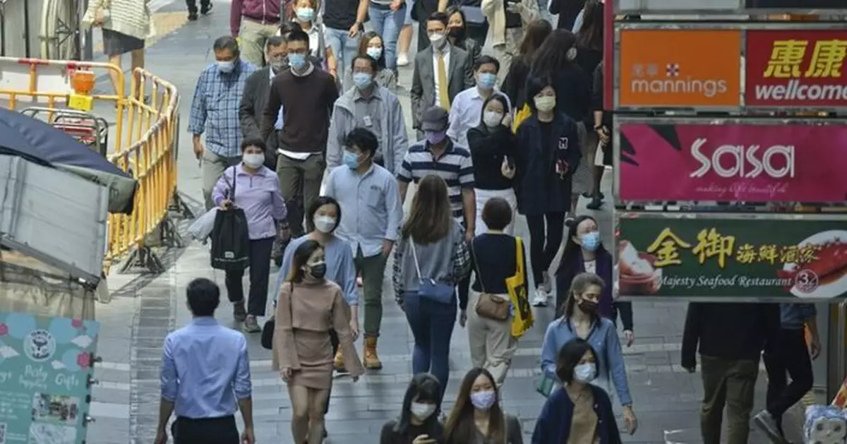 近9萬人離港較去年多近八成 政府：概念上不同移民
