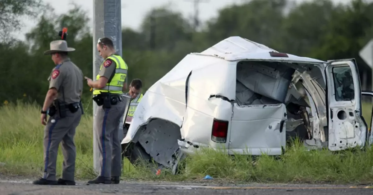 美國德州疑超載非法移民客貨車超速致車禍 至少11人死亡