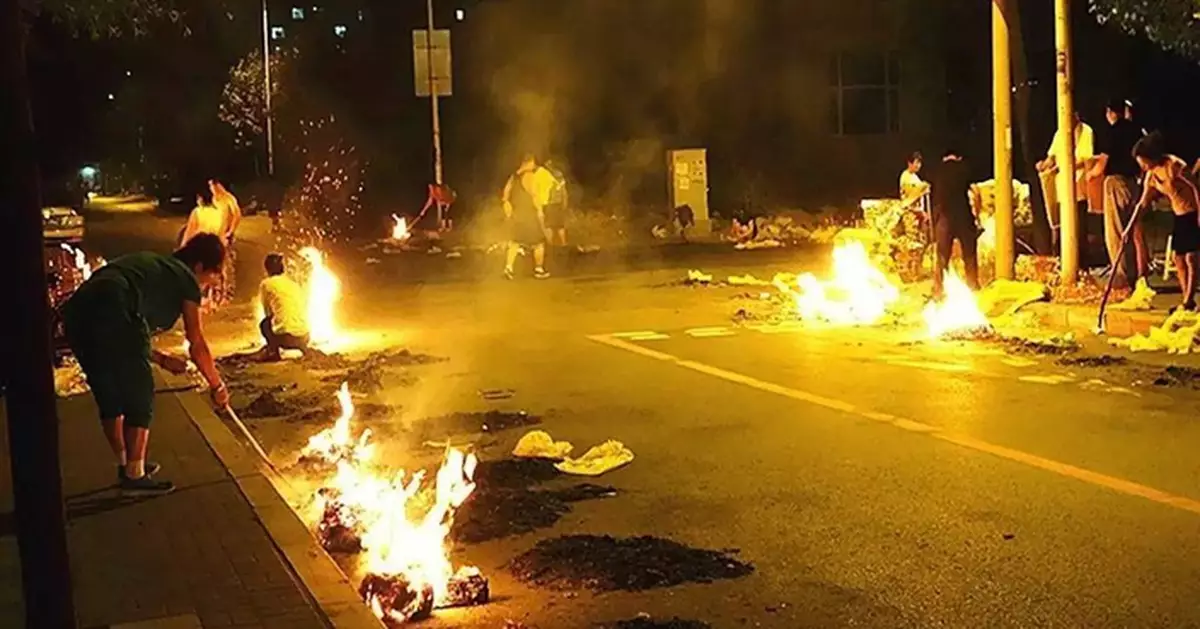 盂蘭節燒街衣漫天灰燼 街坊叫苦連天投訴無門