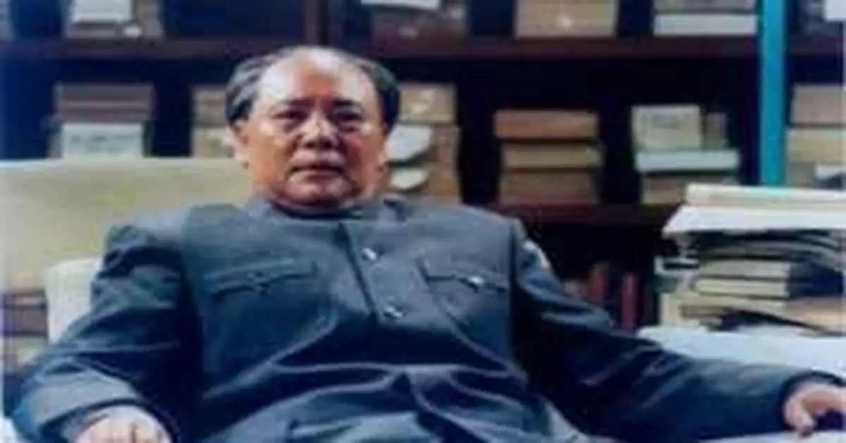 為何不讓周總理接班？毛主席做了這個神秘動作