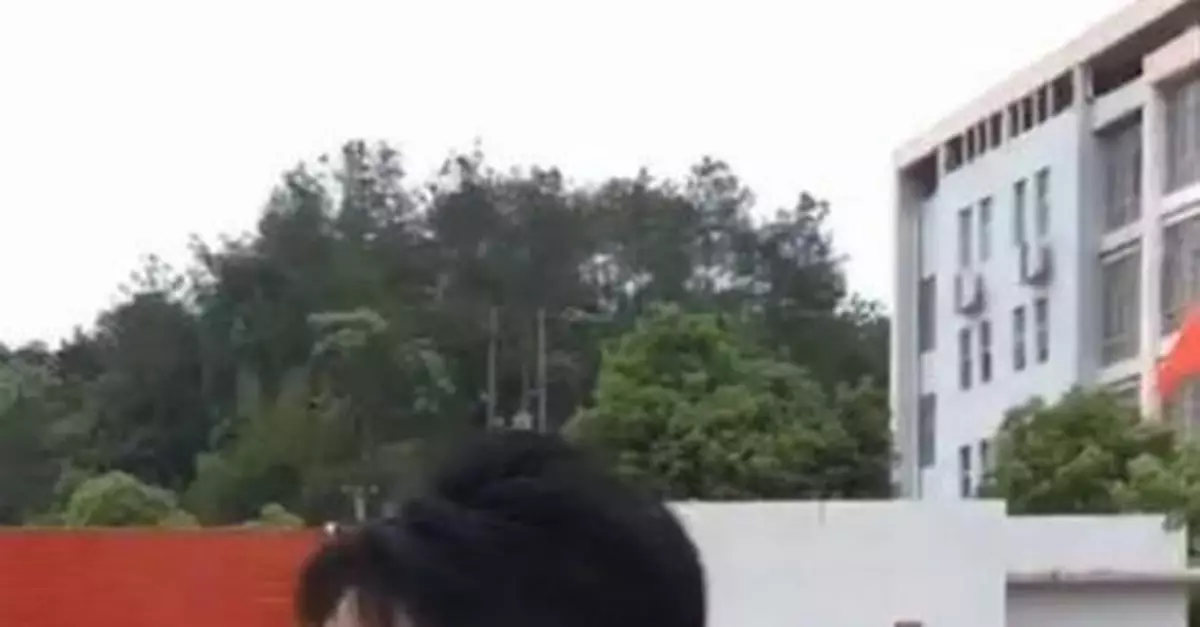 高二男生在校內墜樓身亡，事發前老師要求他上交手機......