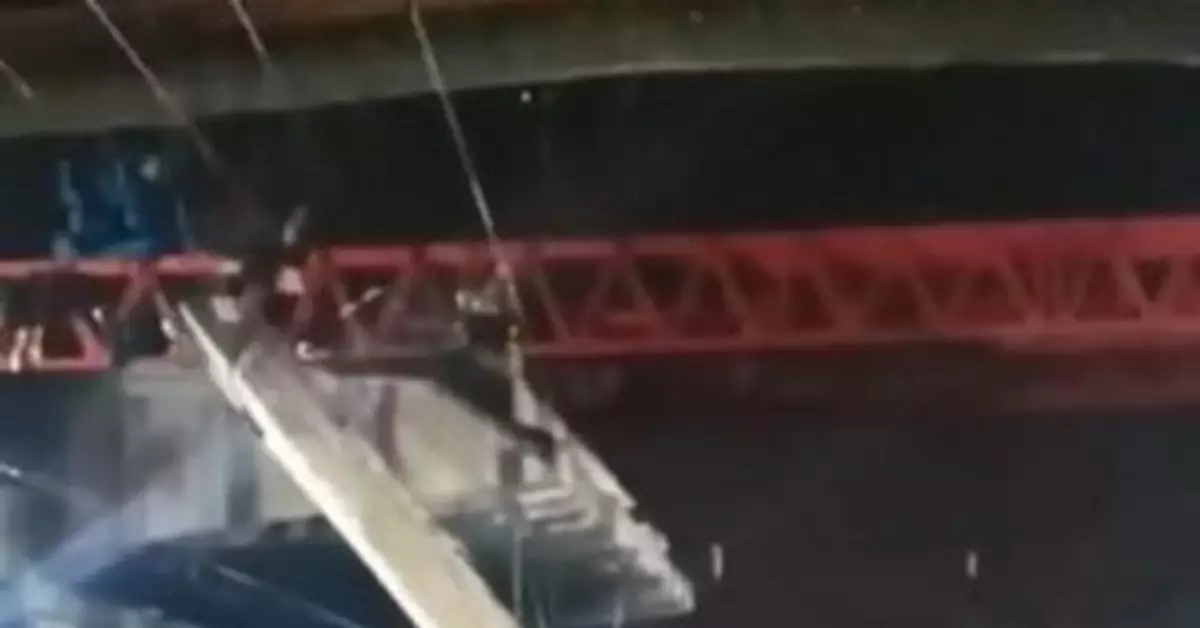 昨夜突發！鬧市在拆橋樑突然斷裂，砸中鐵軌！