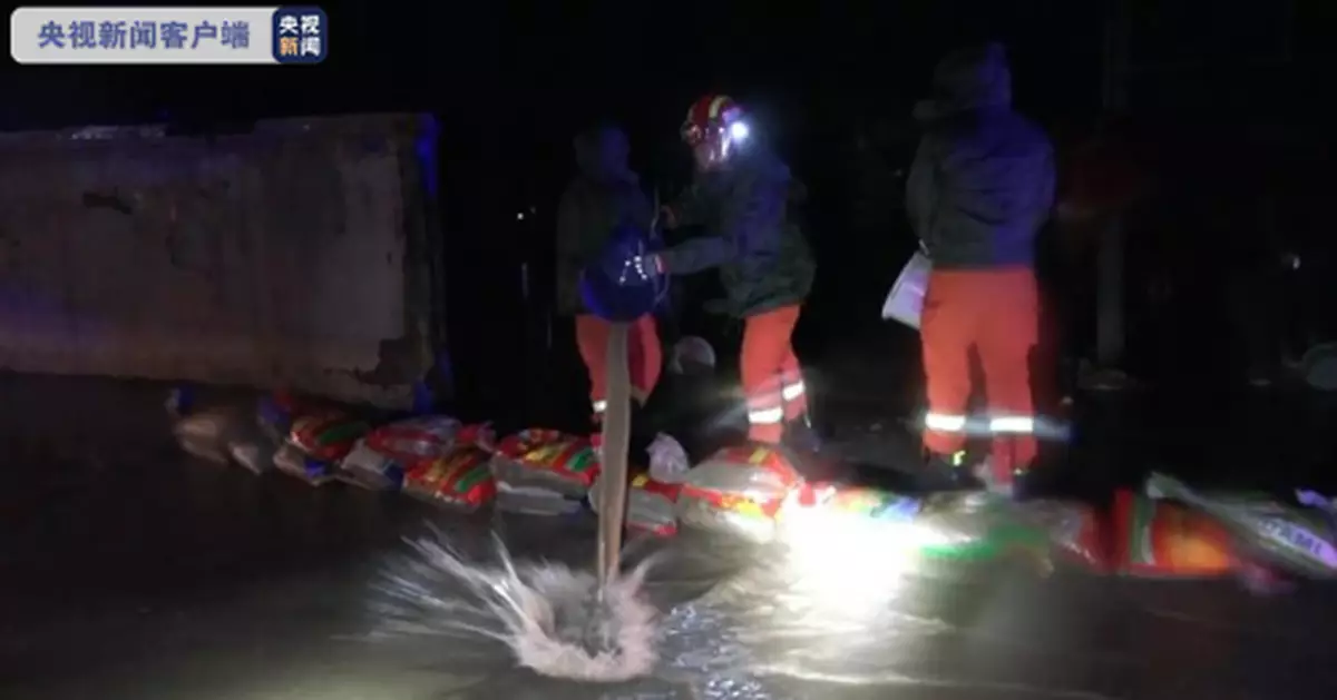 暴雨致河水猛漲 四川甘孜州稻城縣部分街道民房被淹
