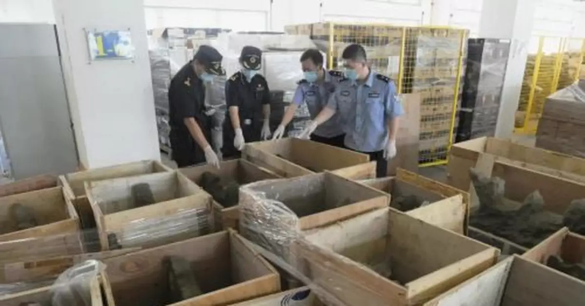 廈門海關查獲！27件清代墓碑石頂蓋文物差點……