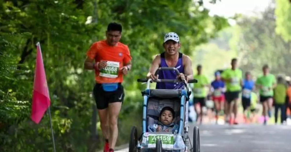 父親推腦癱兒子跑52場馬拉松：帶你去看外面的世界