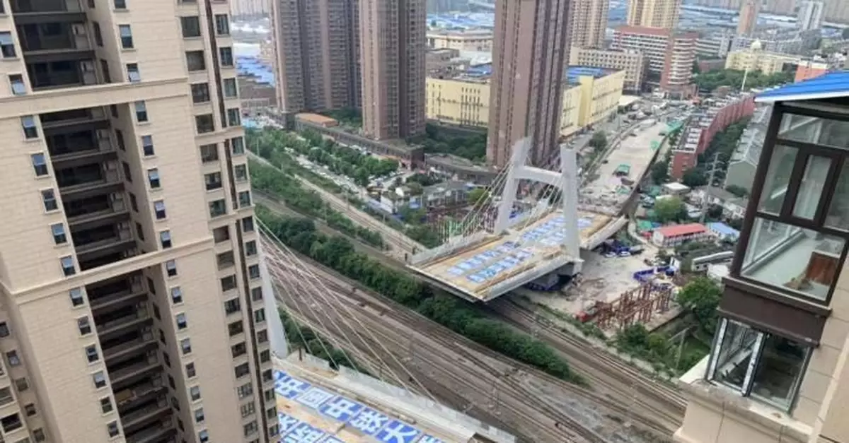 武漢萬噸級「空中巨無霸」成功轉體跨越京廣鐵路線