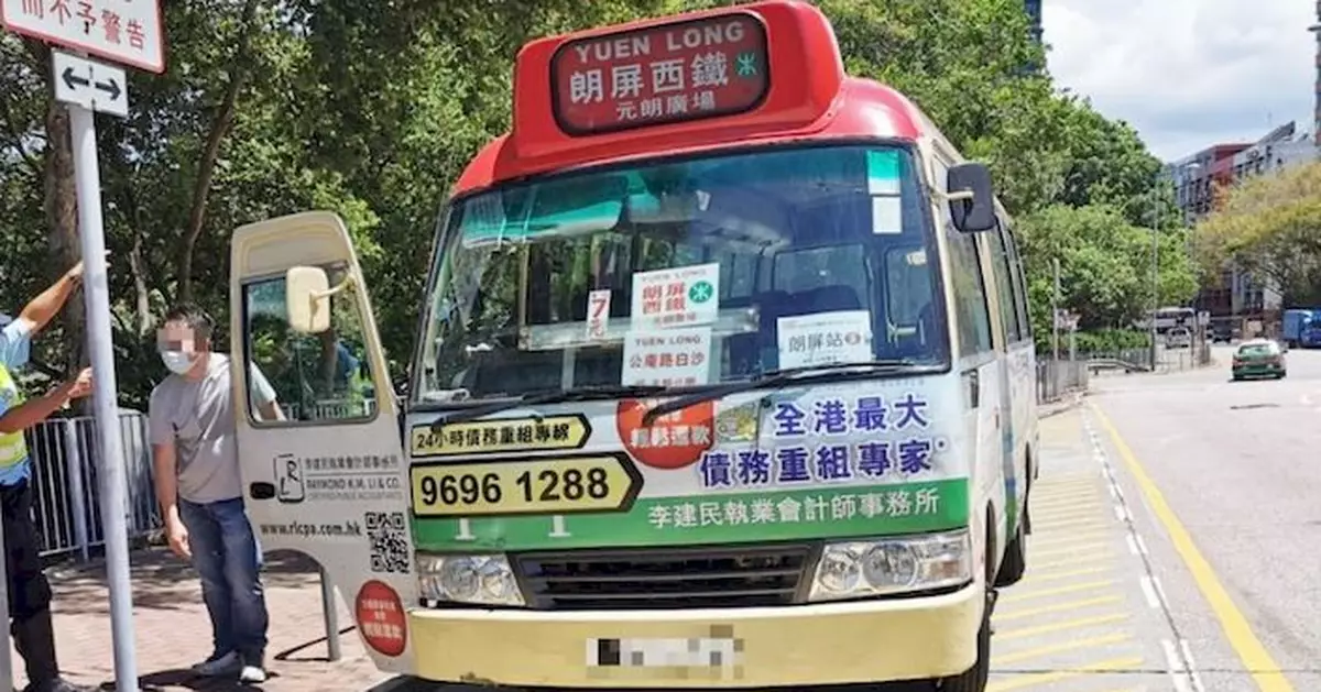 警方打擊元朗小巴違規  6司機罰款23客無扣安全帶收傳票
